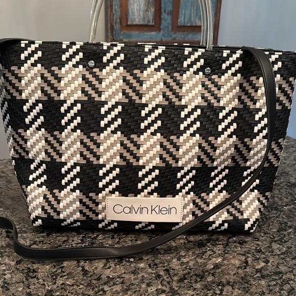 Calvin Klein woven Black taupe and White Chevron large Tote EUC - Picture 3 of 16